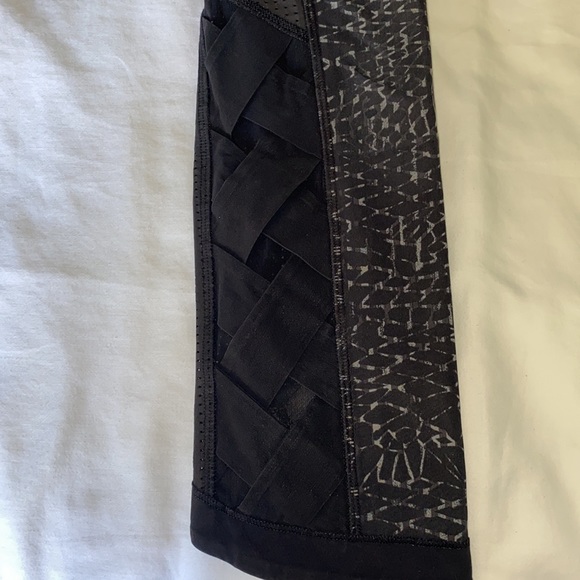 Lululemon Crops Size 4 HR with Mesh Details - Picture 5 of 8